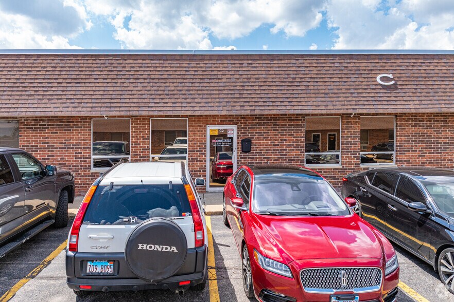 More Photos Of 920 Ridge Ave N, Lombard Light Manufacturing For Lease