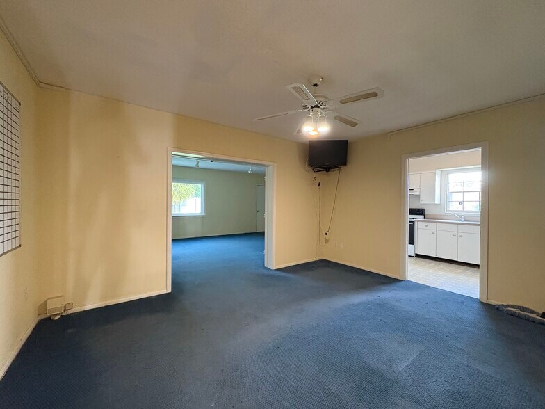 More Photos Of 5750 Swift Rd, Sarasota Freestanding For Lease