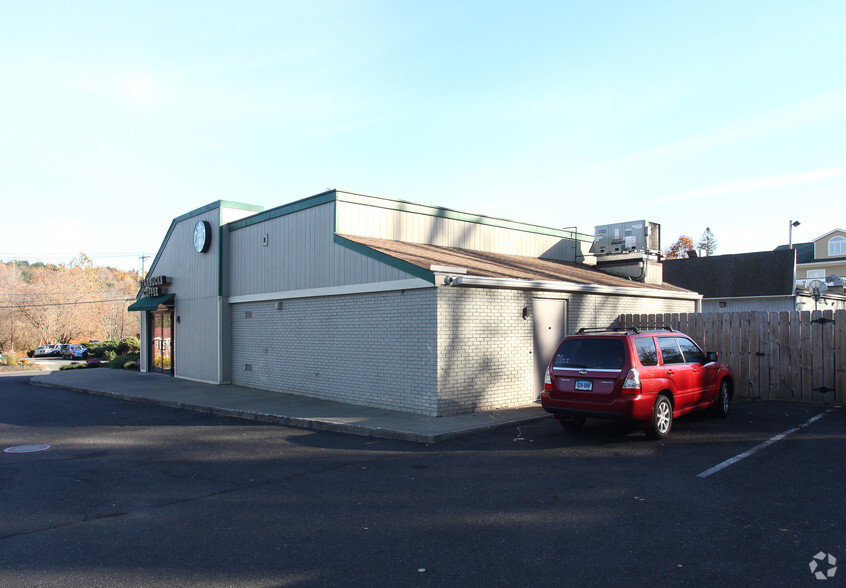 More Photos Of 38 Danbury Rd, New Milford Freestanding For Sale