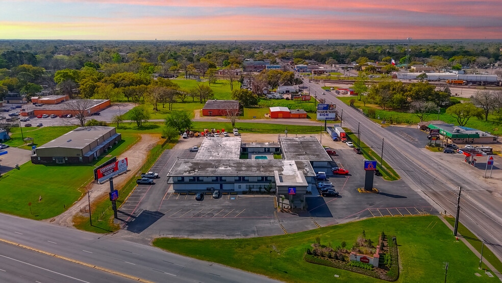 More Photos Of 110 E Highway 6, Alvin Hotel For Sale