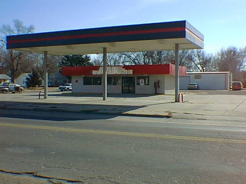 Primary Photo Of 2021 E 4, Hutchinson Service Station For Sale
