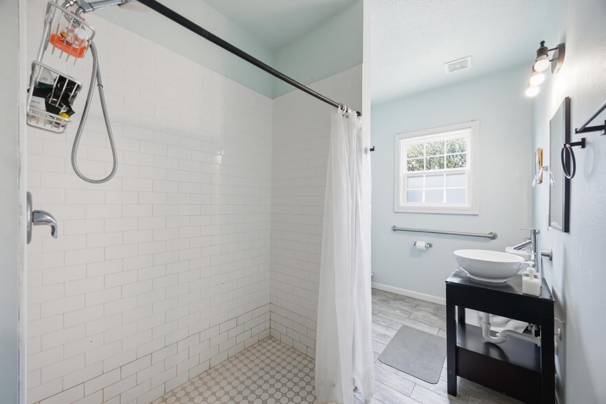 More Photos Of 4018 Chartres St, Houston Hospitality For Sale