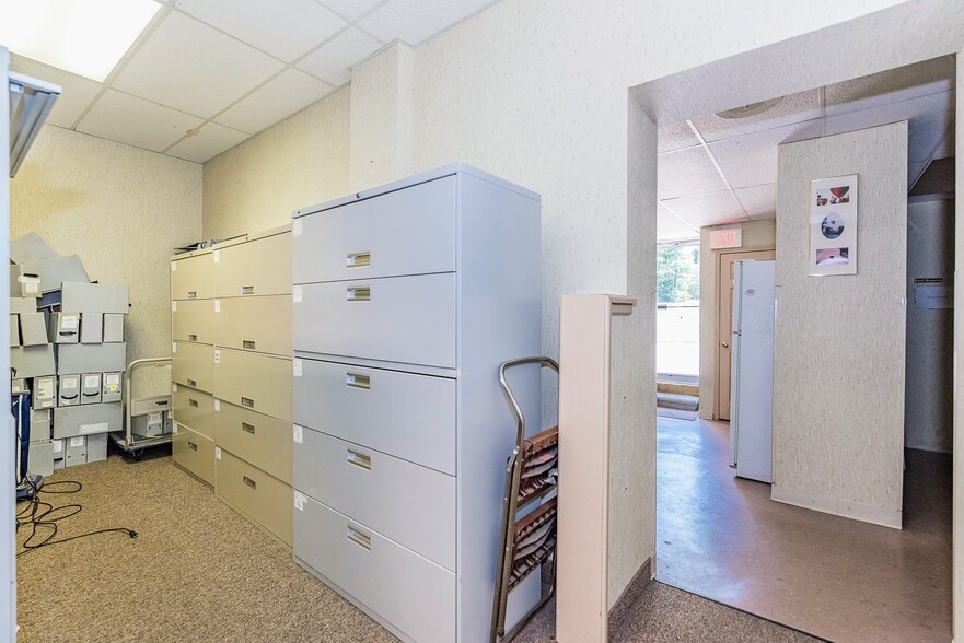 More Photos Of 18735 Ecorse Rd, Allen Park Office For Lease