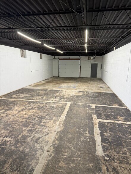 More Photos Of 1109-1113 Commercial Dr, Lexington Light Distribution For Lease