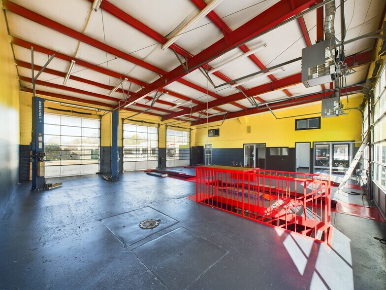 More Photos Of 4448 Fm 1960 Rd W, Houston Auto Repair For Lease