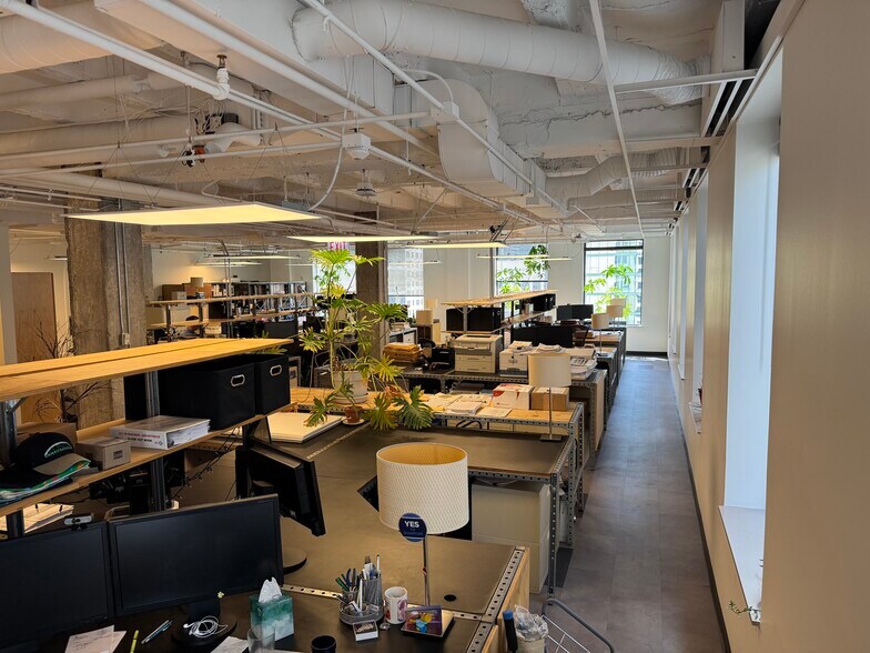 More Photos Of 211 W Wacker Dr, Chicago Office For Sale