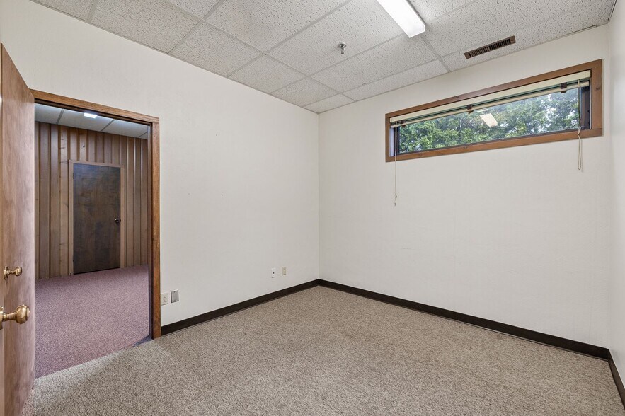 More Photos Of 1075 National Pky, Mansfield Office For Sale