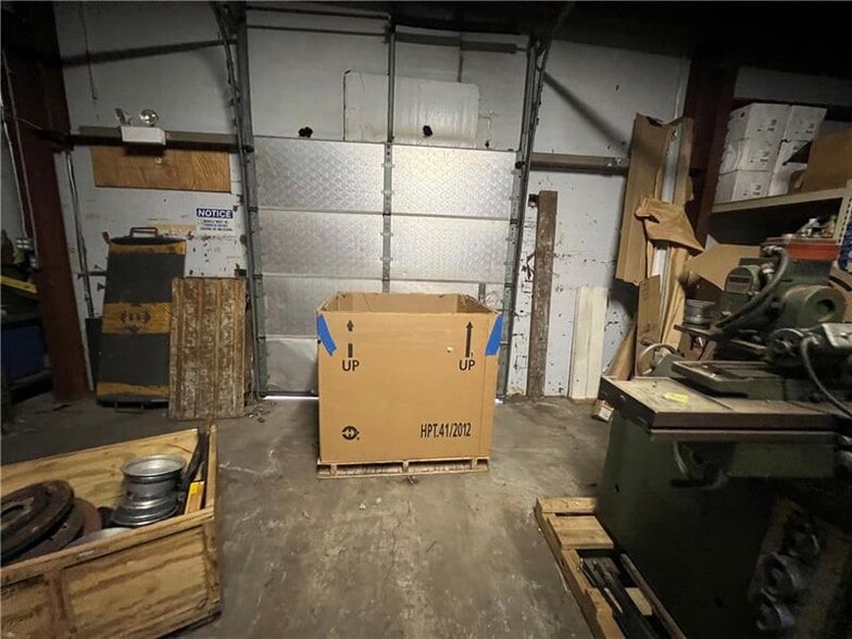 More Photos Of 657 Northgate Cir, New Castle Warehouse For Sale