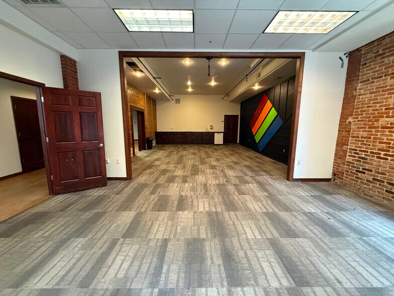 More Photos Of 601 N National Ave, Springfield Office For Lease