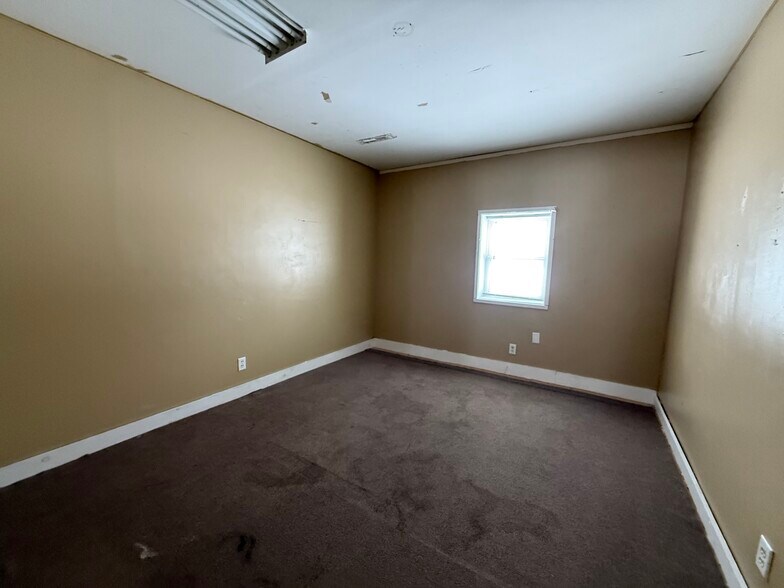 More Photos Of 358 S Oak St, Lone Rock Office For Sale
