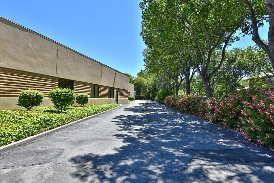 More Photos Of 118-122 Charcot Ave, San Jose Flex For Lease