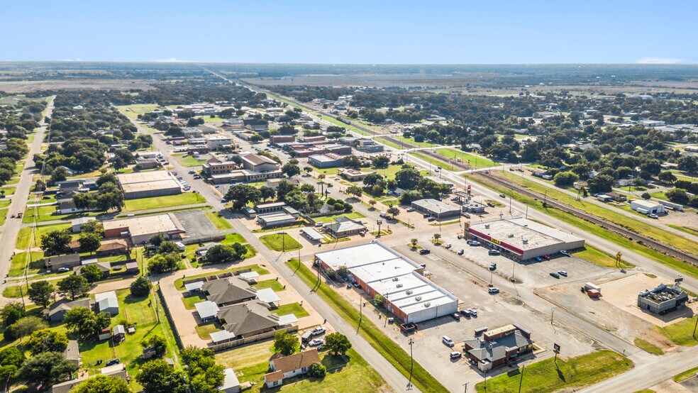 More Photos Of 400 W Park Ave, Iowa Park General Retail For Lease