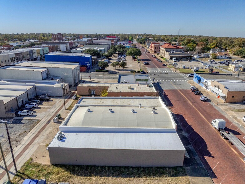 More Photos Of 116 W Woodard St, Denison Flex For Sale