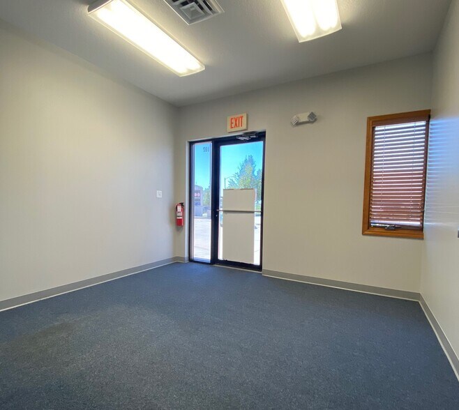 More Photos Of 1014 Ekstam Dr, Bloomington Office For Lease