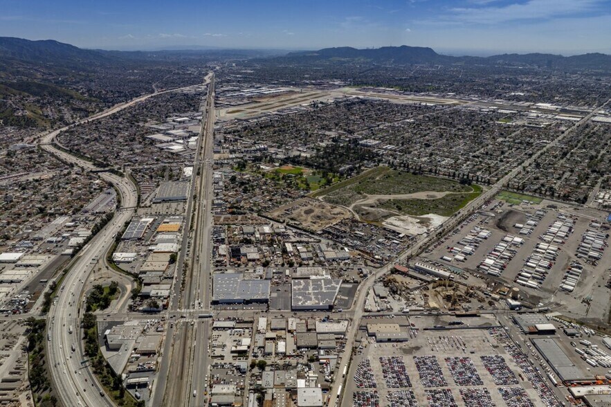 More Photos Of 8430 Tujunga Ave, Sun Valley Warehouse For Lease