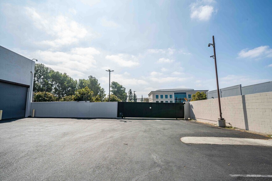 More Photos Of 2001 Saturn St, Monterey Park Light Distribution For Sale