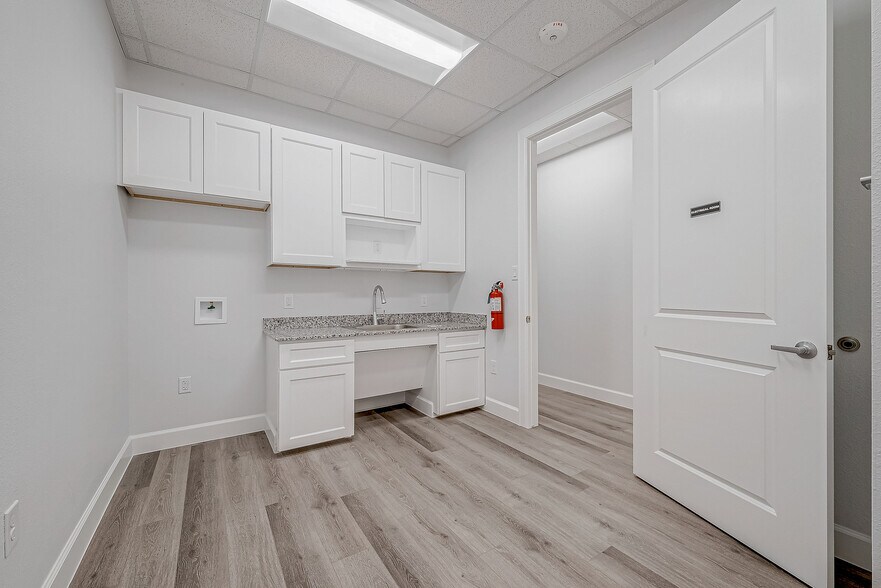 More Photos Of 18707 Mueschke Rd, Cypress Office For Sale