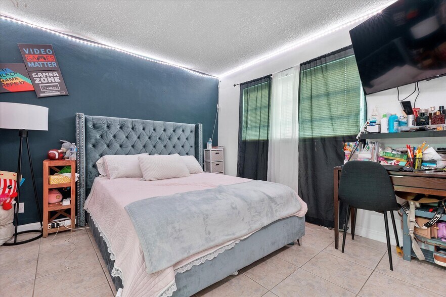 More Photos Of 701 NE 8th St, Hallandale Beach Apartments For Sale