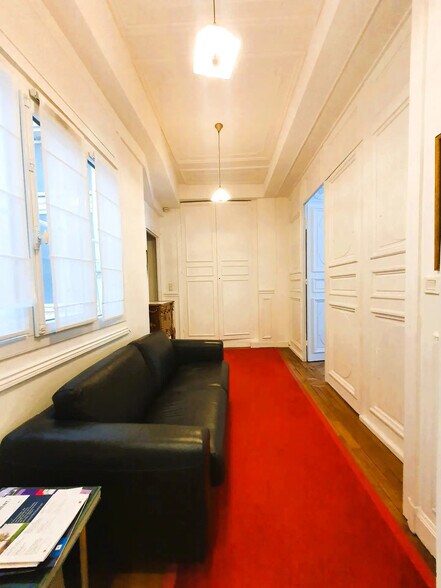 More Photos Of 90 Rue D'Amsterdam, Paris Office For Sale