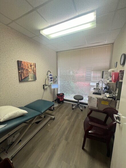 More Photos Of 376 Rogers Ave, Macon-Bibb Medical For Lease