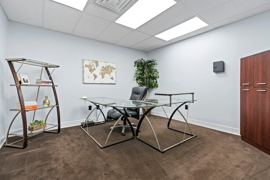 More Photos Of 1001 E 4th St, Richmond Showroom For Lease