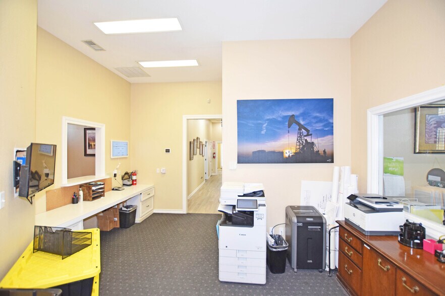 More Photos Of 327 SE Loop 338, Odessa Flex For Lease