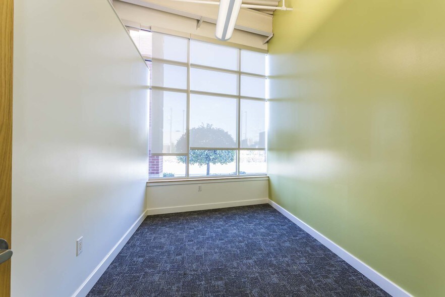 More Photos Of 900 Spring St, Jeffersonville Medical For Lease