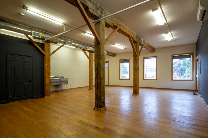 More Photos Of 15 Wellington St N, Hamilton Office For Sale