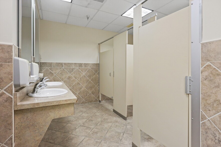 More Photos Of 339 Buschs Frontage Rd, Annapolis Medical For Lease