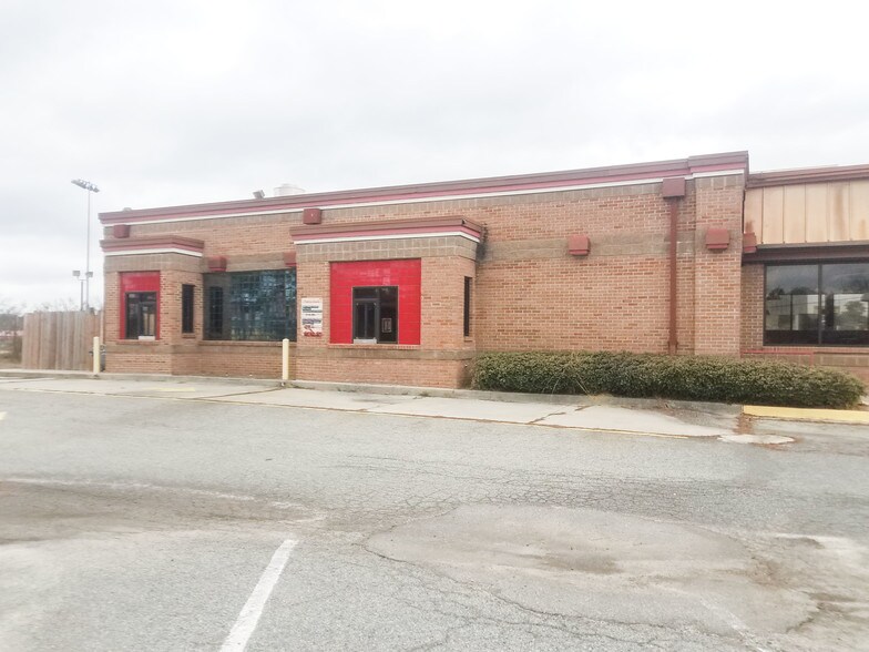 More Photos Of 6121 Oak St, Eastman Restaurant For Sale