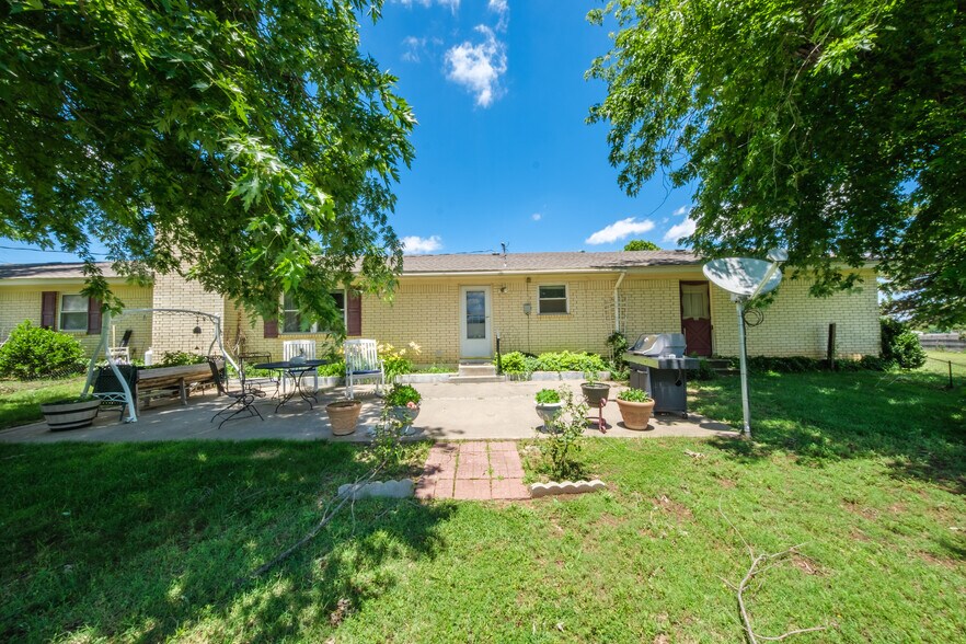 More Photos Of 523 W Country Club Rd, Chickasha Office Residential For Sale