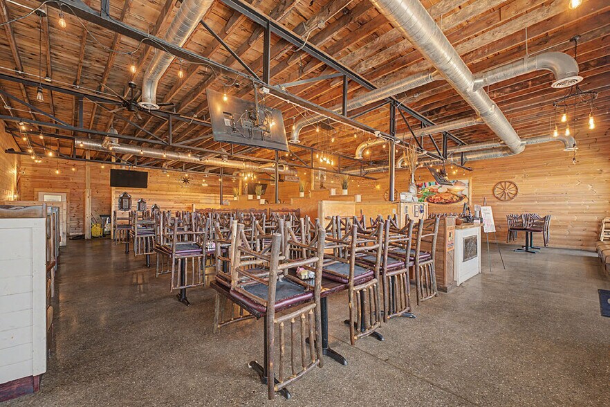 More Photos Of 111 W Bean St, Lincoln General Retail For Sale