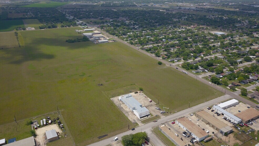 More Photos Of 3701 E Rio Grande St, Victoria Industrial For Sale