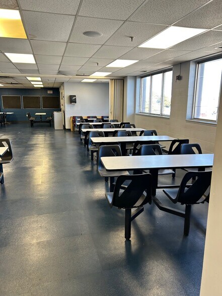 More Photos Of 1130 Wellington St, Chatham-Kent Distribution For Lease