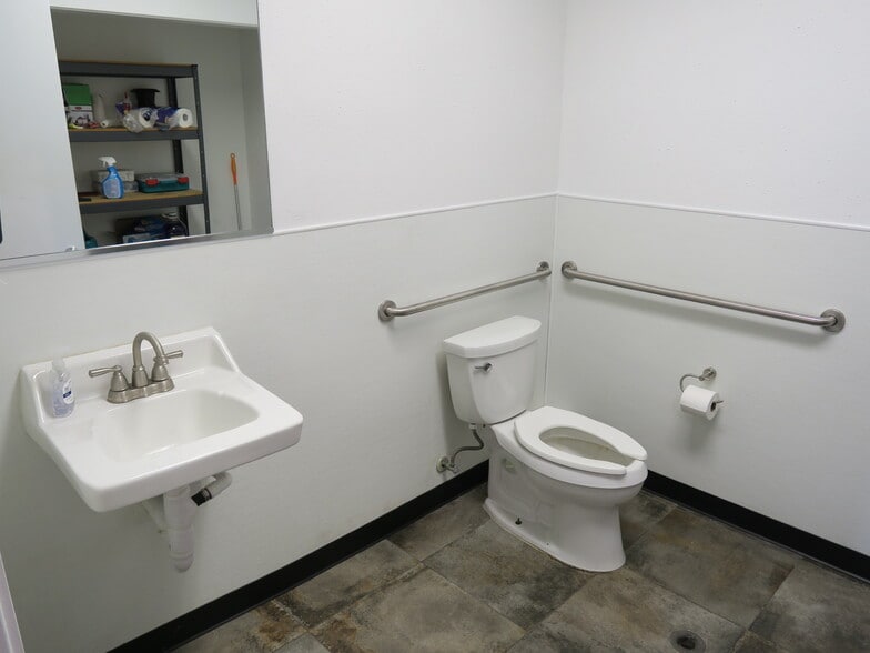 More Photos Of 5610-5613 Southwest Fwy, Houston Mixed Retail For Lease