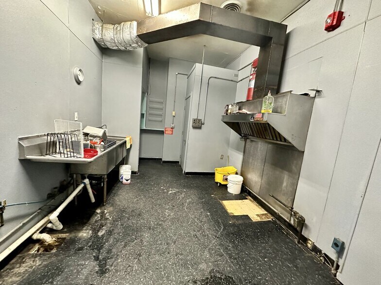 More Photos Of 301 S Washington Sq, Lansing Storefront For Lease