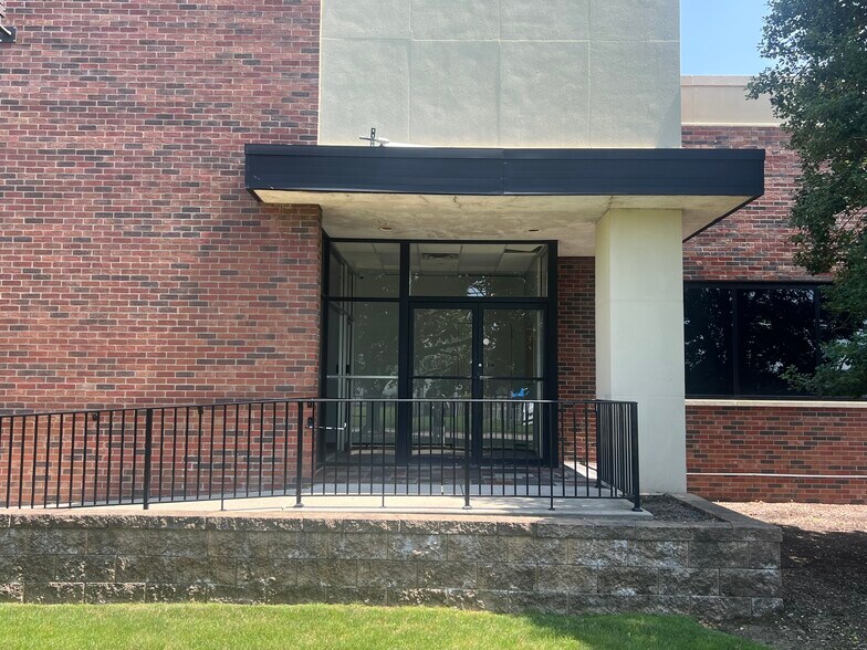 More Photos Of 112 Bauer Dr, Oakland Flex For Lease