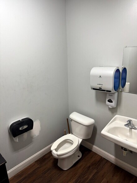 More Photos Of 6901 Moffett Rd, Mobile Showroom For Lease
