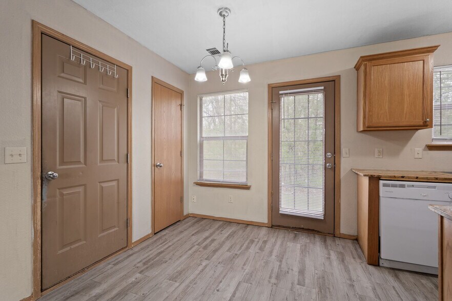 More Photos Of 1810 Hanson Dr, Lavaca Apartments For Sale