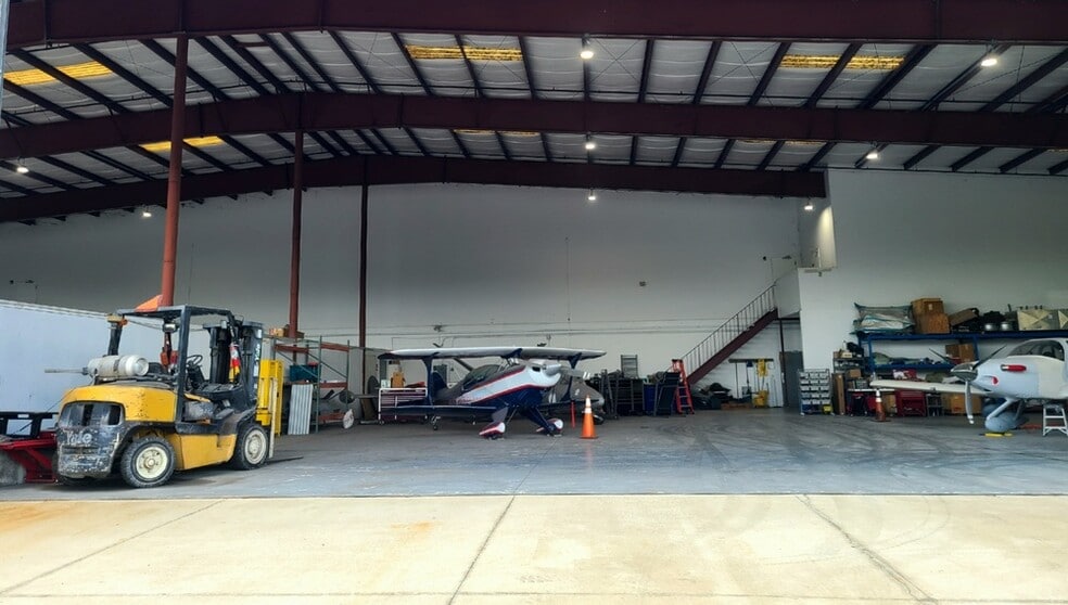 More Photos Of 1200 Flightline Blvd, Deland Flex For Lease