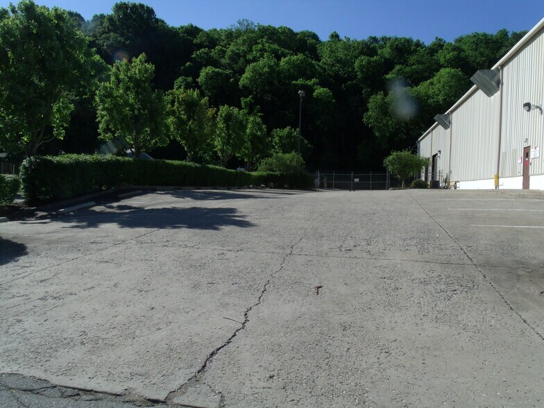 More Photos Of 411 Holmes St, Frankfort Light Distribution For Sale