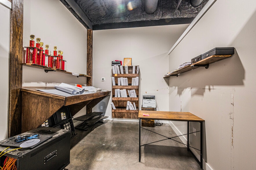 More Photos Of 923 Glen Lily Rd, Bowling Green Office For Sale