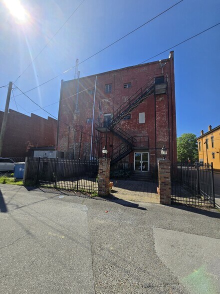 More Photos Of 726 Bank St NE, Decatur Storefront Retail Office For Lease