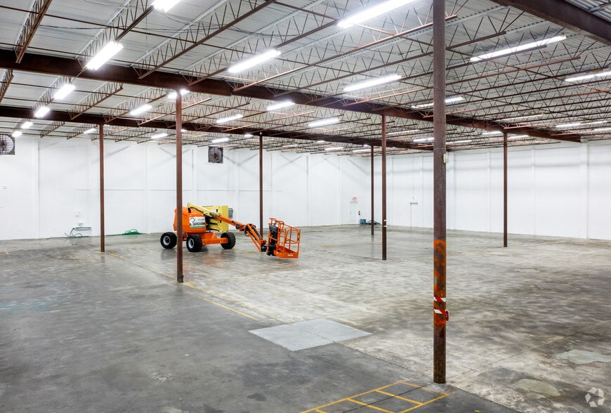More Photos Of 12105 N 28th St, Saint Petersburg Warehouse For Lease