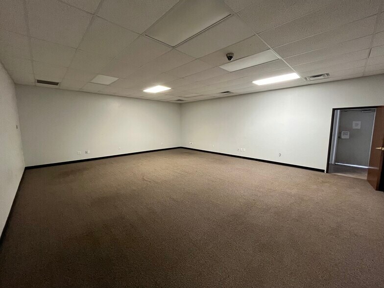 More Photos Of 8213 Glade Ave, Oklahoma City Warehouse For Lease