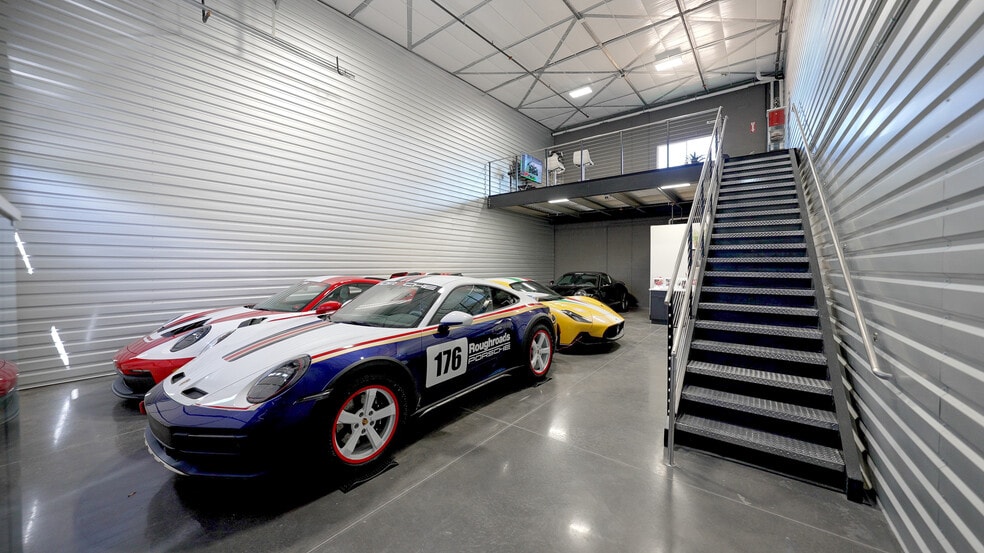 More Photos Of 15431 Fitzhugh Rd, Dripping Springs Showroom For Sale