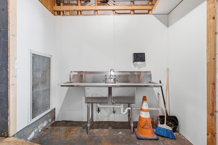 More Photos Of 1029 Park St, Westmoreland Storefront Retail Office For Sale