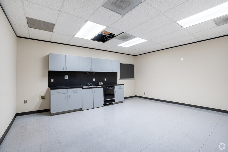 More Photos Of 397 N Sam Houston Pky E, Houston Office For Sale