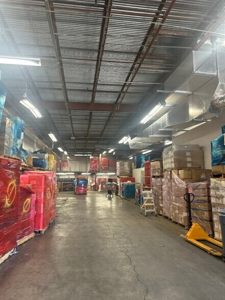 More Photos Of 4913 W Laurel St, Tampa Light Distribution For Lease
