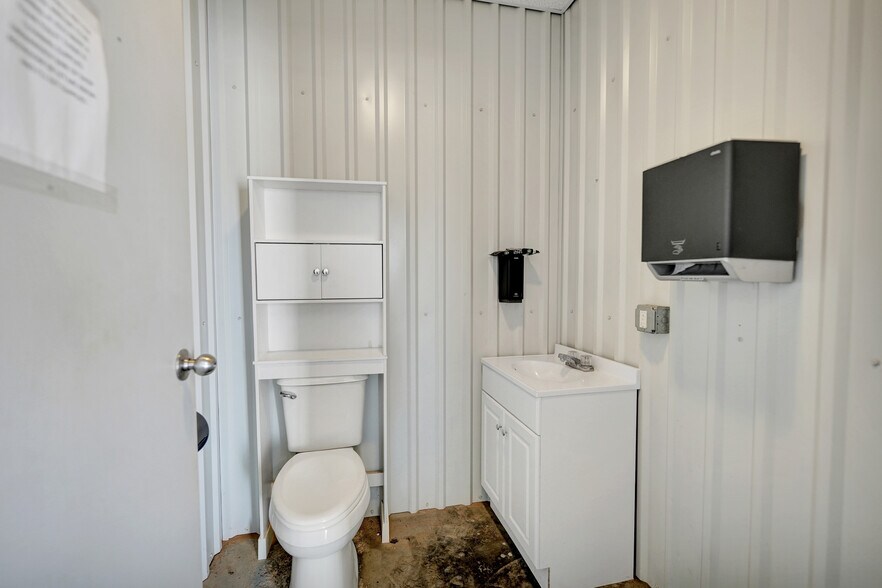 More Photos Of 2107 E County Road 130, Midland Warehouse For Lease